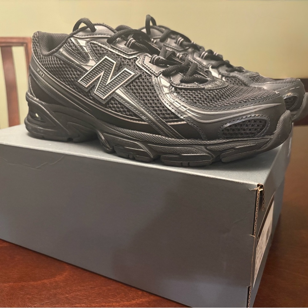New Balance Men's Black and Silver Metalic 740 Athletic Shoes